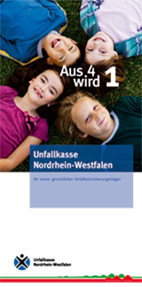 Vier Kinder liegen auf einer Wiese, Blick nach oben.