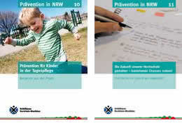 Dieses Bild zeigt zwei Broschüren der Unfallkasse NRW zur Prävention. Die linke Broschüre zeigt ein spielendes Kind im Freien mit der Aufschrift 'Prävention für Kinder in der Tagespflege'. Die rechte Broschüre zeigt eine Hand, die auf einem Blatt Papier schreibt, mit der Aufschrift 'Die Zukunft unserer Wertschöpfung gestalten – kommunikativ, Chancen nutzend'. Im unteren Bereich jeder Broschüre ist das Logo der Unfallkasse NRW abgebildet. Die Broschüren sind Teil einer Kampagne zur Arbeitssicherheit und Prävention in Deutschland.