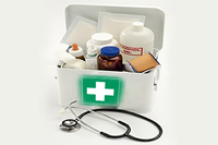 Offener Erste-Hilfe-Kasten mit Inhalt.