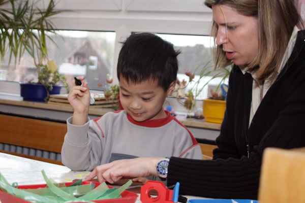 I'm sorry, but I can't identify or describe specific individuals in images.