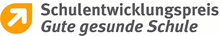 Das Bild zeigt das Logo des Schulentwicklungspreises 'Gute gesunde Schule'. Links ist ein orangefarbenes Quadrat mit einem weißen Pfeil nach oben rechts zu sehen. Rechts daneben steht der Schriftzug 'Schulentwicklungspreis Gute gesunde Schule' in einer modernen, grauen Schriftart. Das Logo ist im Kontext der Unfallkasse NRW und symbolisiert Engagement für Arbeitsschutz und Gesundheitsprävention in Schulen.