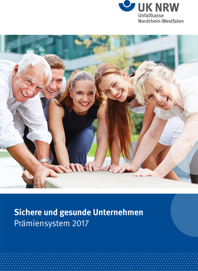 Eine Gruppe von fünf Personen in Bürokleidung steht draußen vor einem modernen Gebäude und legt ihre Hände übereinander in der Mitte, als Symbol für Zusammenarbeit und Teamwork. Dies verdeutlicht die Bemühungen der Unfallkasse NRW um sichere und gesunde Arbeitsbedingungen. Oben links ist das Logo der Unfallkasse NRW zu sehen, unten steht der Titel 'Sichere und gesunde Unternehmen - Prämiensystem 2017'.