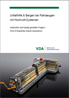 Das Bild zeigt das Cover einer Broschüre des Verbands der Automobilindustrie (VDA) zur Unfallhilfe und Bergung bei Fahrzeugen mit Hochvolt-Systemen. Auf dem Cover ist eine detaillierte Illustration einer Hochvoltbatterie abgebildet, die aus mehreren Modulen besteht und mit einem orangefarbenen Kabel verbunden ist. Der Titel der Broschüre lautet: 'Unfallhilfe & Bergen bei Fahrzeugen mit Hochvolt-Systemen', und darunter steht: 'Antworten auf häufig gestellte Fragen. FAQ (Frequently Asked Questions)'. Die Broschüre steht im Kontext der Arbeitssicherheit und Prävention bei der Arbeit mit Elektrofahrzeugen, ein wichtiges Thema für die Unfallkasse NRW im Bereich Arbeitsschutz.