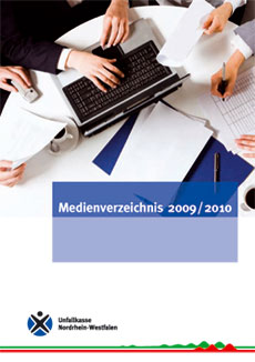Das Bild zeigt mehrere Hände, die an einem runden Tisch über Dokumenten und einem Laptop arbeiten. Einige der Personen halten Stifte oder Papiere. Im Vordergrund liegt ein blaues Dokument mit der Aufschrift 'Medienverzeichnis 2009/2010'. Das Logo der Unfallkasse Nordrhein-Westfalen ist unten links zu sehen. Der Kontext des Bildes bezieht sich auf Arbeitsschutz und Prävention im Rahmen der Unfallkasse NRW.