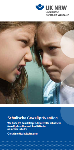 Das Bild zeigt zwei Kinder in Nahaufnahme, die sich ernsthaft ansehen. Oben links befindet sich das Logo der Unfallkasse Nordrhein-Westfalen. Im unteren Bereich ist ein blauer Balken mit der Aufschrift 'Schulische Gewaltprävention. Wie finde ich den richtigen Anbieter für schulische Gewaltprävention und Konfliktkultur an meiner Schule? Checkliste Qualitätskriterien.' Die Darstellung betont die Bedeutung von Prävention und Arbeitsschutz im schulischen Kontext.