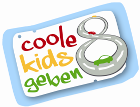 Das Bild zeigt ein Logo auf einem blauen Hintergrund. Darauf ist der Schriftzug 'coole kids geben 8' in bunten Buchstaben zu sehen. Der Buchstabe '8' ist als Straße mit einem darauf fahrenden grünen Auto dargestellt. Diese Abbildung könnte auf die Bedeutung von Aufmerksamkeit und Sicherheit im Straßenverkehr hinweisen.