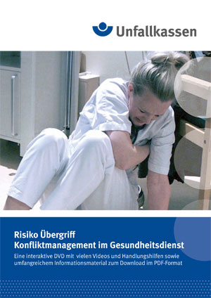 Das Bild zeigt eine Frau in einem Gesundheitsdienstbereich, die in einer Ecke sitzt und sich schützend vor einem aggressiven Übergriff eines Patienten zurückzieht. Sie trägt Arbeitskleidung und befindet sich offenbar in einer Stresssituation, die auf Gefahr im Arbeitsumfeld hinweist. Das Bild ist Teil einer Kampagne der Unfallkasse NRW zur Sensibilisierung für Risikomanagement und Konfliktbewältigung am Arbeitsplatz. Die Überschrift lautet 'Risiko Übergriff – Konfliktmanagement im Gesundheitsdienst'. Es wird auf eine interaktive DVD mit Videos und Material hingewiesen, um Beschäftigten im Gesundheitswesen bei der Prävention von gewalttätigen Übergriffen zu helfen.