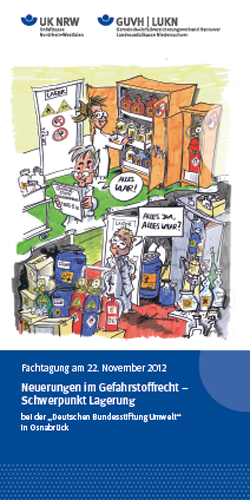 Comic-Stil Illustration zeigt ein Lager voller Chemikalienfässer, die unsachgemäß gestapelt sind. Der Raum wirkt unordentlich und überladen, mit verschiedenen Behältern und Warnsymbolen. Zwei überforderte Figuren stehen inmitten des Chaos und zeigen auf die Fässer mit fragenden Blicken. Überschrift weist auf eine Fachtagung zu Neuerungen im Gefahrstoffrecht, Schwerpunkt Lagerung, hin, die am 22. November 2012 stattfand. Die relevanten Logos der Unfallkasse NRW und der GUVH / LUKN sind oben abgebildet.