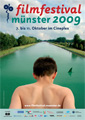 Das Plakat zeigt einen Jungen von hinten, der in einem Kanal schwimmt. Über ihm steht 'Filmfestival Münster 2009', gefolgt von Daten für das Festival. Die Umgebung vermittelt eine ruhige Atmosphäre. Die Gestaltung fokussiert sich auf Kultur und Freizeitaktivität. Keine direkten Bezüge zum Arbeitsschutz oder Präventionsmaßnahmen der Unfallkasse NRW, aber könnte indirekte Sicherheitstipps für Freizeitaktivitäten im Wasser ansprechen.