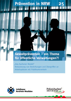 Eine Broschüre der Unfallkasse Nordrhein-Westfalen in Zusammenarbeit mit der Polizei Aachen. Das Cover zeigt die Silhouette zweier Personen in einem öffentlichen Verwaltungsgebäude, ein Hinweis auf das Thema Gewaltprävention. Der Titel lautet 'Prävention in NRW', mit dem Untertitel 'Gewaltprävention – ein Thema für öffentliche Verwaltungen?!'. Das 'Aachener Modell' wird als Methode zur Reduzierung von Bedrohungen und Übergriffen an Arbeitsplätzen mit Publikumsverkehr vorgestellt. Die Logos der Unfallkasse NRW und der Polizei Aachen sind ebenfalls abgebildet.