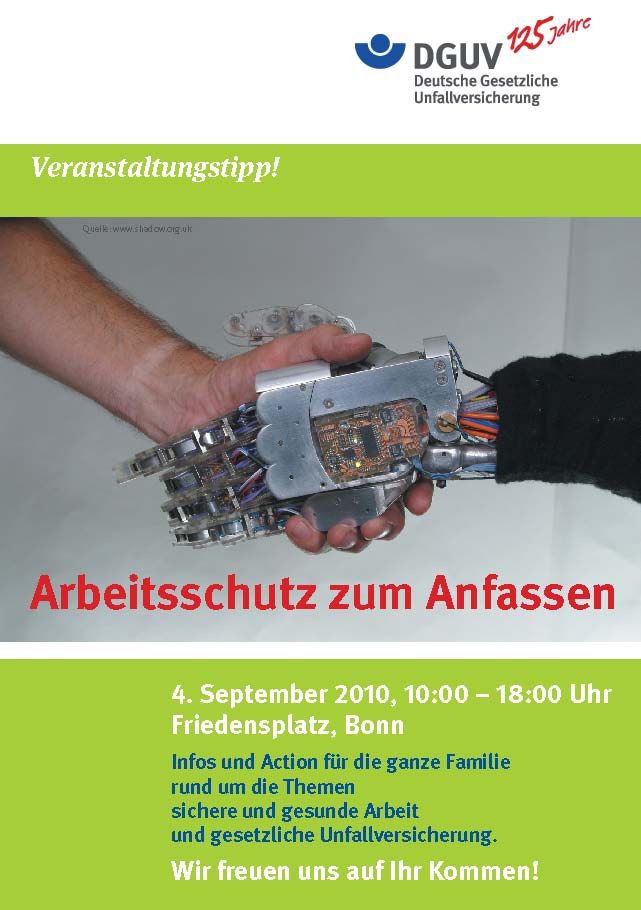 Ein Poster für die Veranstaltung 'Arbeitsschutz zum Anfassen' zeigt eine Roboterhand, die eine menschliche Hand schüttelt. Oben links steht 'Veranstaltungstipp!' und daneben das Logo der DGUV mit dem Text '125 Jahre Deutsche Gesetzliche Unfallversicherung'. Der Haupttitel in Rot lautet 'Arbeitsschutz zum Anfassen'. Darunter sind Datum, Uhrzeit und Ort der Veranstaltung: 4. September 2010, 10:00 – 18:00 Uhr, Friedensplatz, Bonn. Der grüne Bereich unten informiert über 'Infos und Action für die ganze Familie rund um die Themen sichere und gesunde Arbeit und gesetzliche Unfallversicherung'. Abschließend steht 'Wir freuen uns auf Ihr Kommen!' in grüner und blauer Schrift.