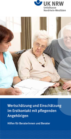 Eine Beraterin sitzt mit zwei älteren Personen zusammen auf einem Sofa. Sie besprechen Dokumente, die die Beraterin in der Hand hält. Der Kontext steht im Zusammenhang mit der Unfallkasse Nordrhein-Westfalen und fokussiert auf Arbeitsschutz und Prävention. Oben im Bild ist das Logo der Unfallkasse Nordrhein-Westfalen zu sehen, darunter der Titel 'Wertschätzung und Einschätzung im Erstkontakt mit pflegenden Angehörigen' und die Unterzeile 'Hilfen für Beraterinnen und Berater'.