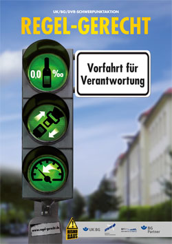 Ein Plakat zeigt eine Verkehrsampel mit drei grünen Lichtern. Das obere Licht zeigt einen Alkoholtester mit 0,0 Promille, das mittlere Licht ein Lenkrad. Rechts daneben steht auf einem Schild: 'Vorfahrt für Verantwortung'. Im Hintergrund sind unscharfe Gebäude zu sehen. Logos der Unfallkasse NRW und andere Partner unten. Thema ist Arbeitsschutz und Prävention im Straßenverkehr.