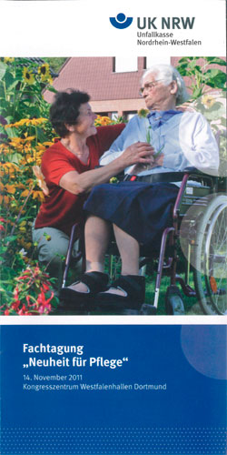 Ein foto zeigt eine Pflegekraft, die einer älteren Person im Rollstuhl im Garten hilft. Sie befinden sich vor einem Haus mit Blumen im Hintergrund. Oben ist das Logo der Unfallkasse Nordrhein-Westfalen zu sehen, darunter der Text zur Fachtagung 'Neuheit für Pflege' am 14. November 2011 im Kongresszentrum Westfalenhallen Dortmund. Das Bild steht im Kontext von Arbeitsschutz und Prävention im Pflegebereich.