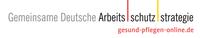 Das Bild zeigt das Logo der 'Gemeinsamen Deutschen Arbeitsschutzstrategie'. Der Text ist in zwei Zeilen. Oben steht in grauer Schrift 'Gemeinsame Deutsche', gefolgt von 'Arbeitsschutzstrategie', wobei 'Arbeitsschutz' fett und schwarz und 'strategie' in grau dargestellt ist. Darunter in rot steht 'gesund-pflegen-online.de'.