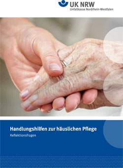 Das Bild zeigt zwei Hände, wobei eine ältere Hand von einer jüngeren gehalten wird. Im Hintergrund ist das Logo der Unfallkasse Nordrhein-Westfalen sichtbar. Darunter steht der Titel 'Handlungshilfen zur häuslichen Pflege' mit dem Zusatz 'Reflektionsfragen'. Das Bild vermittelt das Thema Fürsorge und Unterstützung, was im Kontext der Arbeitsschutz- und Präventionsmaßnahmen der Unfallkasse NRW relevant ist.
