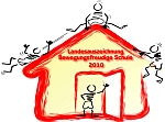 Das Bild zeigt eine rote Zeichnung eines Hauses mit der Aufschrift 'Landesauszeichnung Bewegungsfreudige Schule 2010'. Vier stilisierte Menschenfiguren sind um das Haus herum positioniert. Eine Figur steht vorne im Eingangsbereich des Hauses, zwei Figuren sind auf dem Dach und eine springt vom Dach herunter. Die Darstellung vermittelt Dynamik und Bewegungsfreude, was im Kontext der Unfallkasse NRW auf die Bedeutung von Bewegung und Aktivität in Schulen hinweist.