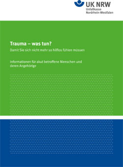 Das Bild zeigt das Cover einer Broschüre der Unfallkasse Nordrhein-Westfalen. Oben links steht der Titel 'Trauma – was tun?' mit dem Untertitel 'Damit Sie sich nicht mehr so hilflos fühlen müssen'. Darunter befinden sich weitere Informationen, dass es sich um eine Broschüre für akut betroffene Menschen und deren Angehörige handelt. Oben rechts ist das Logo der Unfallkasse NRW zu sehen. Das Design beinhaltet grüne und blaue Bereiche in unterschiedlichen Schattierungen.