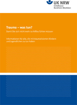 Cover der Broschüre 'Trauma – was tun?' von der Unfallkasse Nordrhein-Westfalen. Der obere Teil des Covers ist orange mit dem Titel und dem Untertitel: 'Damit Sie sich nicht mehr so hilflos fühlen müssen'. Darunter steht: 'Informationen für alle, die mit traumatisierten Kindern und Jugendlichen zu tun haben'. Der untere Bereich ist blau mit dem Logo der Unfallkasse NRW oben rechts.