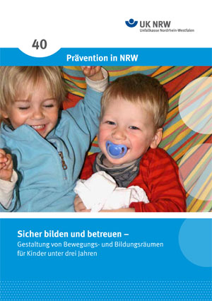 Zwei lächelnde Kleinkinder sitzen in einem bunten Raum, umgeben von Bauklötzen. Sie sind fröhlich und spielen gemeinsam. Dieses Bild, auf dem Cover einer Broschüre der Unfallkasse NRW, steht im Kontext von Arbeitsschutz und Präventionsmaßnahmen zur Gestaltung von sicheren und anregenden Bewegungs- und Bildungsräumen für Kinder unter drei Jahren. Das Dokument ist als Nummer 40 in der Reihe 'Prävention in NRW' gekennzeichnet.