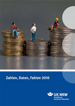 Das Bild zeigt eine Titelseite der UK NRW Broschüre 2010. Drei Miniaturfiguren sitzen auf hohen Münzstapeln und symbolisieren wirtschaftliche Konzepte wie Finanzen oder Arbeitsschutz. Das untere Viertel der Seite ist in Blau gehalten mit dem Text 'Zahlen, Daten, Fakten 2010' und dem Logo der Unfallkasse Nordrhein-Westfalen. Dies steht im Kontext des Arbeitsschutzes und der Prävention, die von der UK NRW gefördert wird.
