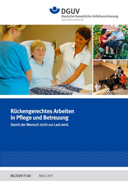 Eine Pflegekraft unterstützt eine ältere Frau beim Umsetzen auf ein Bett. Oberhalb des Bildes stehen die Logos der DGUV und Unfallkasse NRW. Der Titel auf dem Bild erwähnt 'Rückengerechtes Arbeiten in Pflege und Betreuung'. Oberhalb des Hauptbildes sind zwei kleinere Bilder: Eines zeigt Kinder beim Spielen, das andere eine Person auf einem Pferd mit Hilfe einer Betreuungsperson. Der Kontext des Bildes bezieht sich auf Arbeitsschutz und Prävention in der Pflege, um die körperliche Belastung für Pflegekräfte zu reduzieren.