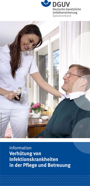 Eine Pflegekraft in weißer Arbeitskleidung reicht einem Mann, der in einem Sessel sitzt, ein Getränk an. Im Hintergrund sind ein Tisch mit Blumen, Vorhänge und ein Fenster zu sehen. Oben im Bild ist das Logo der Deutschen Gesetzlichen Unfallversicherung (DGUV) mit dem Schriftzug des Spitzenverbands. Unten steht der Text 'Information: Verhütung von Infektionskrankheiten in der Pflege und Betreuung'. Die Szene unterstreicht die Bedeutung von Hygiene und Vorsichtsmaßnahmen in der Pflege, ein Aspekt des Arbeitsschutzes gemäß den Richtlinien der Unfallkasse NRW.