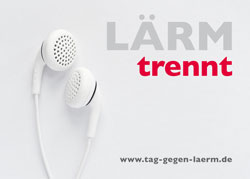 Das Bild zeigt weiße Ohrhörer auf grauem Hintergrund. Rechts oben steht in großen Buchstaben 'LÄRM' in Grau und darunter 'trennt' in Rot. Unten steht die Website www.tag-gegen-laerm.de. Das Bild thematisiert Bewusstsein für Lärmschutz und Arbeitsprävention, was im Kontext der Unfallkasse NRW relevant ist.