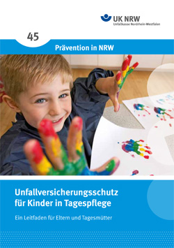 Das Bild zeigt eine Broschüre der Unfallkasse Nordrhein-Westfalen, betitelt 'Prävention in NRW'. Ein kleines Kind malt mit bunten Farben und seinen Händen auf einem Tisch, umgeben von weiteren farbigen Malblättern. Die Broschüre thematisiert den Unfallversicherungsschutz für Kinder in Tagespflege. Im oberen Teil befindet sich das Logo der Unfallkasse NRW. Diese Bilddarstellung vermittelt Botschaften zu Arbeitsschutz und Prävention, speziell für Eltern und Tagesmütter.