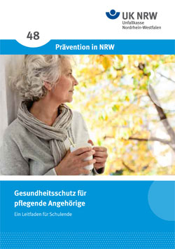 Eine ältere Frau mit grauem Haar sitzt in einem hellen Raum und hält eine Tasse. Sie schaut lächelnd aus einem Fenster. Im oberen Bereich des Bildes ist ein blauer Balken mit der Aufschrift 'Prävention in NRW', darüber das Logo der Unfallkasse Nordrhein-Westfalen. Darunter steht: 'Gesundheitsschutz für pflegende Angehörige - Ein Leitfaden für Schulende'. Das Bild vermittelt eine angenehme Atmosphäre und steht im Kontext der Arbeitsschutzmaßnahmen und Präventionsaufklärungen der Unfallkasse NRW.