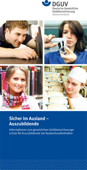 Die Broschüre der Deutschen Gesetzlichen Unfallversicherung (DGUV) zeigt vier junge Auszubildende bei verschiedenen Tätigkeiten. Ein junger Mann arbeitet am Computer, eine Frau mit Schutzbrille benutzt ein Werkzeug, eine junge Frau lächelt, und ein weiterer Auszubildender hält ein Stück Holz. In der unteren Hälfte steht: 'Sicher im Ausland – Auszubildende, Informationen zum gesetzlichen Unfallversicherungsschutz für Auszubildende bei Auslandsaufenthalten'. Diese Broschüre bietet Informationen zum Arbeitsschutz und zur Prävention bei Auslandsaufenthalten.