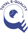 Das Bild zeigt das Logo der Total E-Quality Initiative. Es besteht aus der Schrift 'TOTAL E-QUALITY' in einem Halbkreis um einen stilisierten 3D-Buchstaben 'Q', der in Weiß auf blauem Hintergrund angezeigt wird. Innerhalb des Buchstabens befinden sich gelbe Sterne, die an die Europäische Union erinnern. Das Logo steht für Chancengleichheit und Diversität im Arbeitsumfeld, was im Kontext der Unfallkasse NRW einen hohen Stellenwert für Arbeitsschutz und Präventionsmaßnahmen hat.