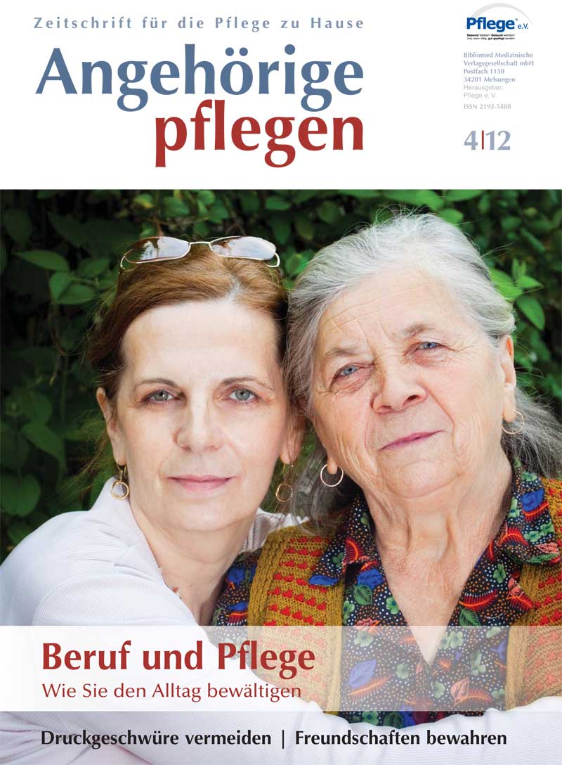 Titelbild der Zeitschrift 'Angehörige pflegen', Ausgabe 4/12. Zwei ältere Frauen stehen eng beieinander und blicken freundlich in die Kamera, als Symbol für Gemeinschaft und Unterstützung im Pflegealltag. Gedruckte Schlagzeilen betonen die Themen Beruf und Pflege sowie die Vermeidung von Druckgeschwüren und die Bewahrung von Freundschaften. Diese Themen stehen im Zusammenhang mit Arbeitsschutz und Prävention im Pflegebereich.