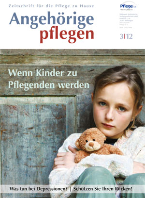 Das Titelbild der Zeitschrift 'Angehörige pflegen' zeigt ein ernst blickendes Kind mit einem Teddybär in den Armen, vor einer rustikalen Holzwand. Oben steht der Schriftzug der Zeitschrift, darunter der Titel der Ausgabe: 'Wenn Kinder zu Pflegenden werden'. Am unteren Rand sind Hinweise auf Artikel zu Depressionen und Rückenschmerzen. Dieses Bild könnte im Kontext von Arbeitsschutz und Prävention auf die besonderen Herausforderungen und psychischen Belastungen von jungen Pflegepersonen hinweisen.