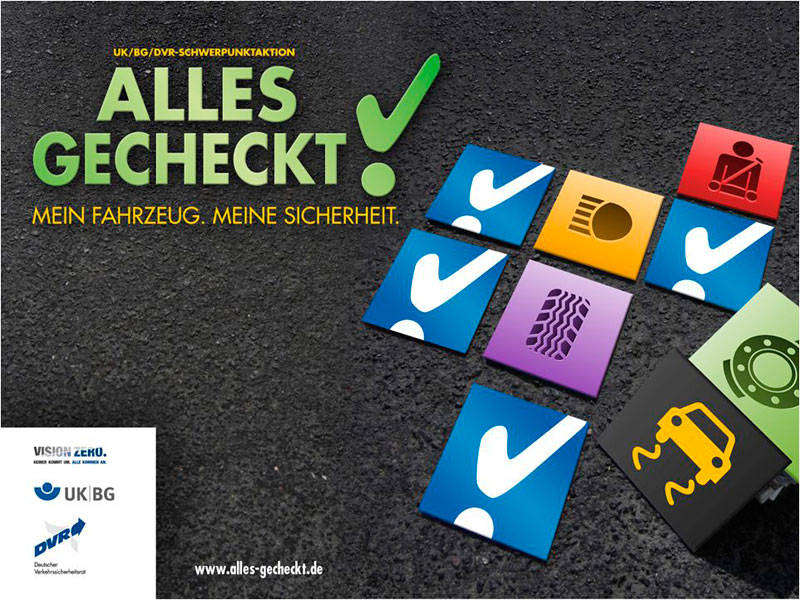 Das Bild zeigt ein Plakat der Kampagne 'Alles Gecheckt' mit Sicherheits-Icons. Oben links ist der Slogan 'Alles Gecheckt' in grüner und gelber Schrift mit einem grünen Häkchen dargestellt. Darunter steht 'Mein Fahrzeug. Meine Sicherheit' in gelber Schrift. Rechts sind neun quadratische Icons in verschiedenen Farben platziert, die unterschiedliche Sicherheitsaspekte symbolisieren, wie einen Sicherheitsgurt, eine Checkliste und ein Auto. Unten links befindet sich das Logo der Vision Zero und der UK BG neben der URL www.alles-gecheckt.de. Das Plakat soll für Arbeitsschutz und Prävention im Straßenverkehr sensibilisieren.
