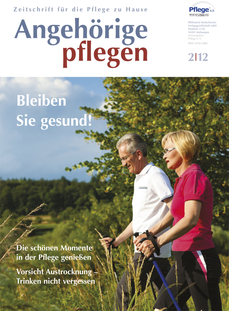 Titelseite der Zeitschrift 'Angehörige pflegen'. Zwei ältere Personen, ein Mann und eine Frau, gehen auf einem ländlichen Pfad beim Nordic Walking. Beide tragen sportliche Kleidung. Im Hintergrund sind grüne Bäume und blauer Himmel zu sehen. Der Titel und Text auf dem Bild betonen die Wichtigkeit von Gesundheit, vor allem im Kontext der Pflege. Schlagworte wie 'Bleiben Sie gesund!' und 'Vorsicht Austrocknung' sind zu lesen. Das Bild vermittelt ein Bild von Aktivität und präventivem Gesundheitsbewusstsein in der Pflege.