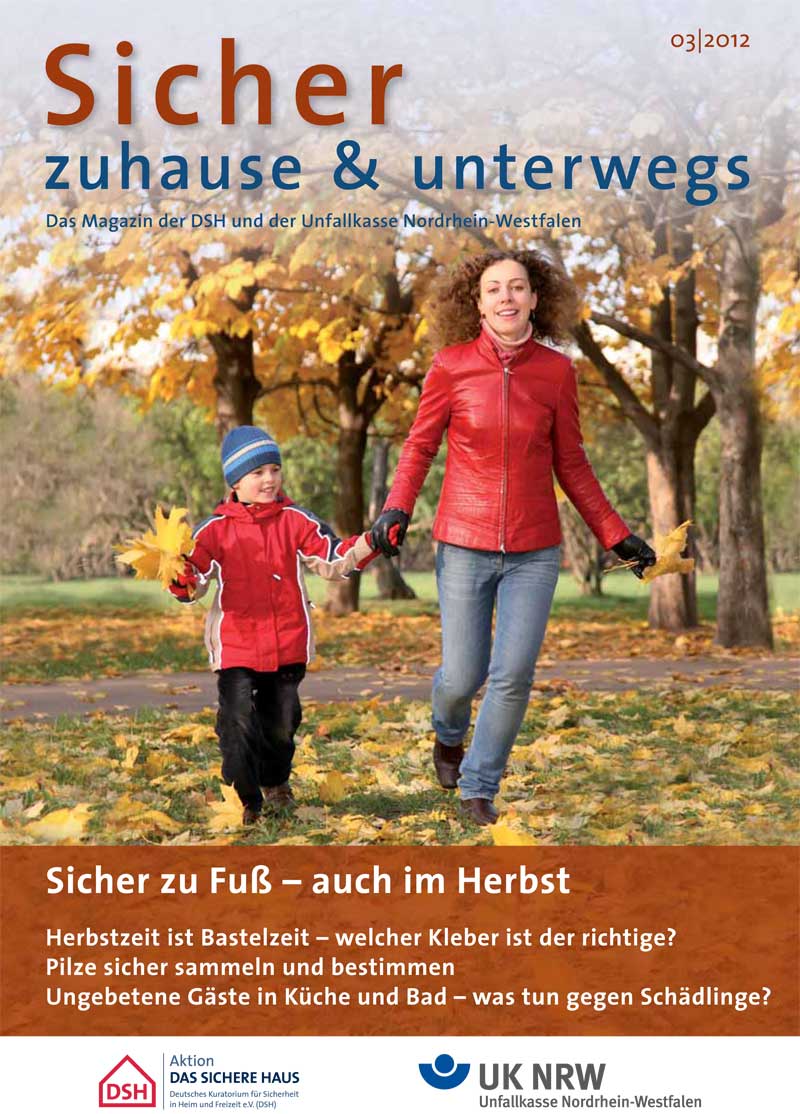 Das Magazin 'Sicher zuhause & unterwegs', Ausgabe 03/2012, von der Unfallkasse Nordrhein-Westfalen. Auf dem Cover sind eine Frau und ein Kind mit roten Jacken zu sehen, die fröhlich durch einen herbstlichen Wald spazieren. Überschrift 'Sicher zu Fuß – auch im Herbst'; Untertitel behandelt Sicherheitsthemen wie Kleberwahl beim Basteln, sichere Pilzsammlung und Umgang mit Schädlingen. Das Magazin befasst sich mit Themen zu Arbeitsschutz und Unfallprävention.