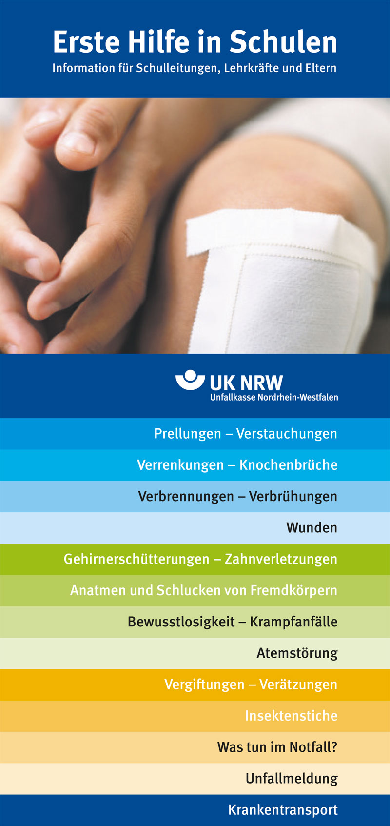 Ein Poster mit dem Titel 'Erste Hilfe in Schulen', das Informationen für Schulleitungen, Lehrkräfte und Eltern bereitstellt. Oben ist ein Bild eines Kindes mit einem Pflaster am Knie. Darunter stehen Themen wie Prellungen, Knochenbrüche, Verbrennungen, Vergiftungen und Insektenstiche. Der untere Bereich zeigt das Logo der Unfallkasse Nordrhein-Westfalen (UK NRW). Das Poster dient der Prävention und Aufklärung über Arbeitsschutz in Schulen.
