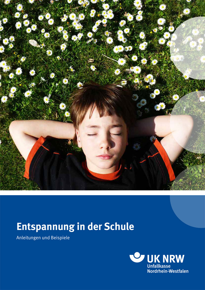 Ein Junge liegt mit geschlossenen Augen und verschränkten Armen hinter dem Kopf auf einer Wiese voller Gänseblümchen. Das Bild vermittelt eine ruhige und entspannte Atmosphäre, die im Kontext der Unfallkasse NRW Arbeitsschutz und Prävention in Schulen hervorheben soll. Unten ist ein blauer Balken mit dem Text 'Entspannung in der Schule, Anleitungen und Beispiele' sowie dem Logo der Unfallkasse NRW zu sehen.