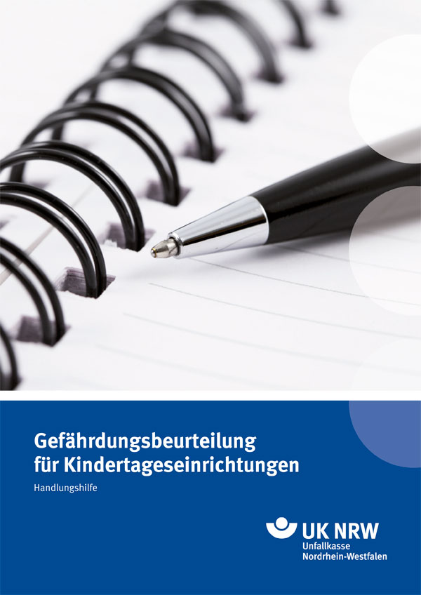 Ein Kugelschreiber liegt auf einem spiralgebundenen Notizbuch. Im unteren Bereich des Bildes steht der Text: 'Gefährdungsbeurteilung für Kindertageseinrichtungen - Handlungshilfe'. Rechts unten befindet sich das Logo der Unfallkasse Nordrhein-Westfalen mit der Aufschrift 'UK NRW Unfallkasse Nordrhein-Westfalen'. Das Bild vermittelt den Kontext von Arbeitsschutz und Prävention in Kindertageseinrichtungen.
