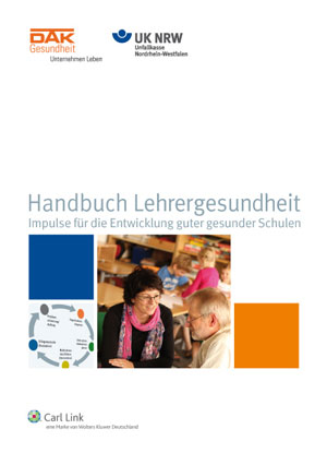 Das Cover des 'Handbuch Lehrergesundheit: Impulse für die Entwicklung guter gesunder Schulen' zeigt im oberen Bereich die Logos der DAK Gesundheit und der Unfallkasse Nordrhein-Westfalen. Darunter sind Lehrkräfte in einer schulischen Umgebung abgebildet. Der Titel ist in blauer Schrift vor einem weißen Hintergrund. Ein bunter grafischer Kreis und orangefarbene Rechtecke ergänzen das Design. Das Buch ist von Carl Link, einem Verlag von Wolters Kluwer Deutschland. Es richtet sich an die Lehrergesundheit im Kontext von Arbeitsschutz und Prävention.