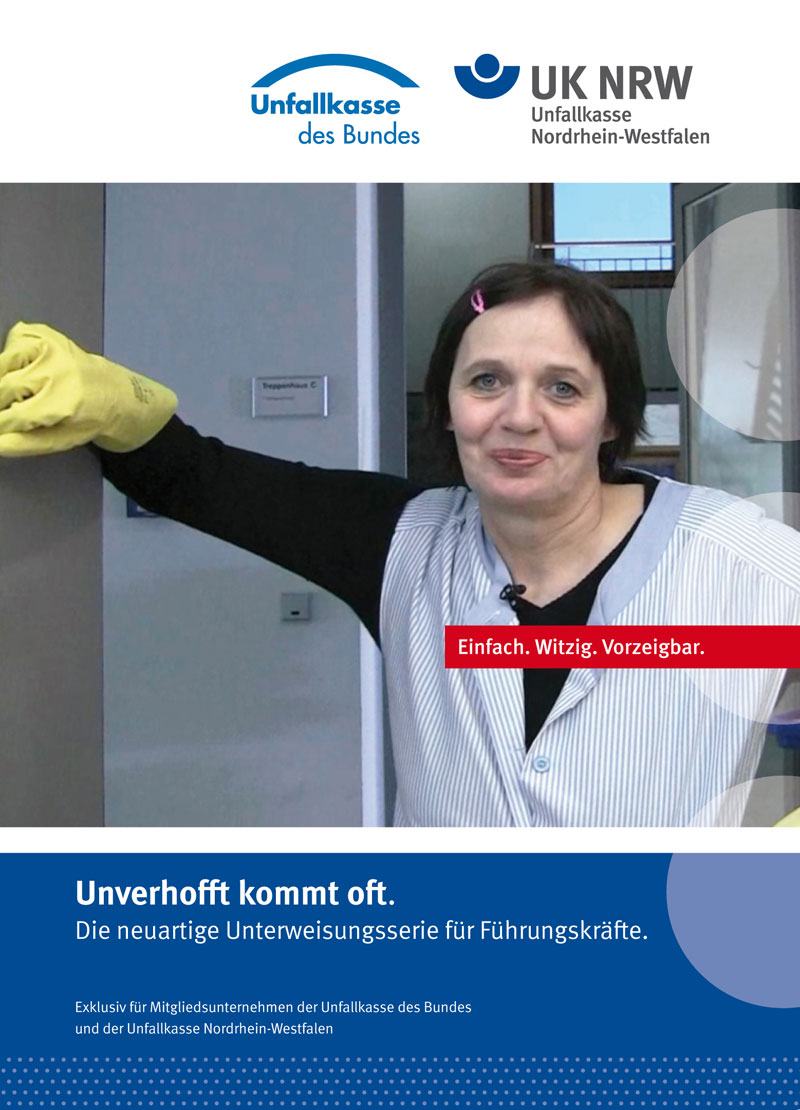 Eine Frau trägt einen gelben Reinigungshandschuh und lehnt lächelnd an einer Tür. Oben links befinden sich die Logos der Unfallkasse des Bundes und der Unfallkasse NRW. Ein roter Balken darunter trägt die Aufschrift 'Einfach. Witzig. Vorzeigbar.' Im unteren Bereich des Bildes steht auf blauem Hintergrund 'Unverhofft kommt oft. Die neuartige Unterweisungsserie für Führungskräfte.' Diese Werbung ist exklusiv für Mitgliedsunternehmen der Unfallkasse des Bundes und der Unfallkasse Nordrhein-Westfalen.