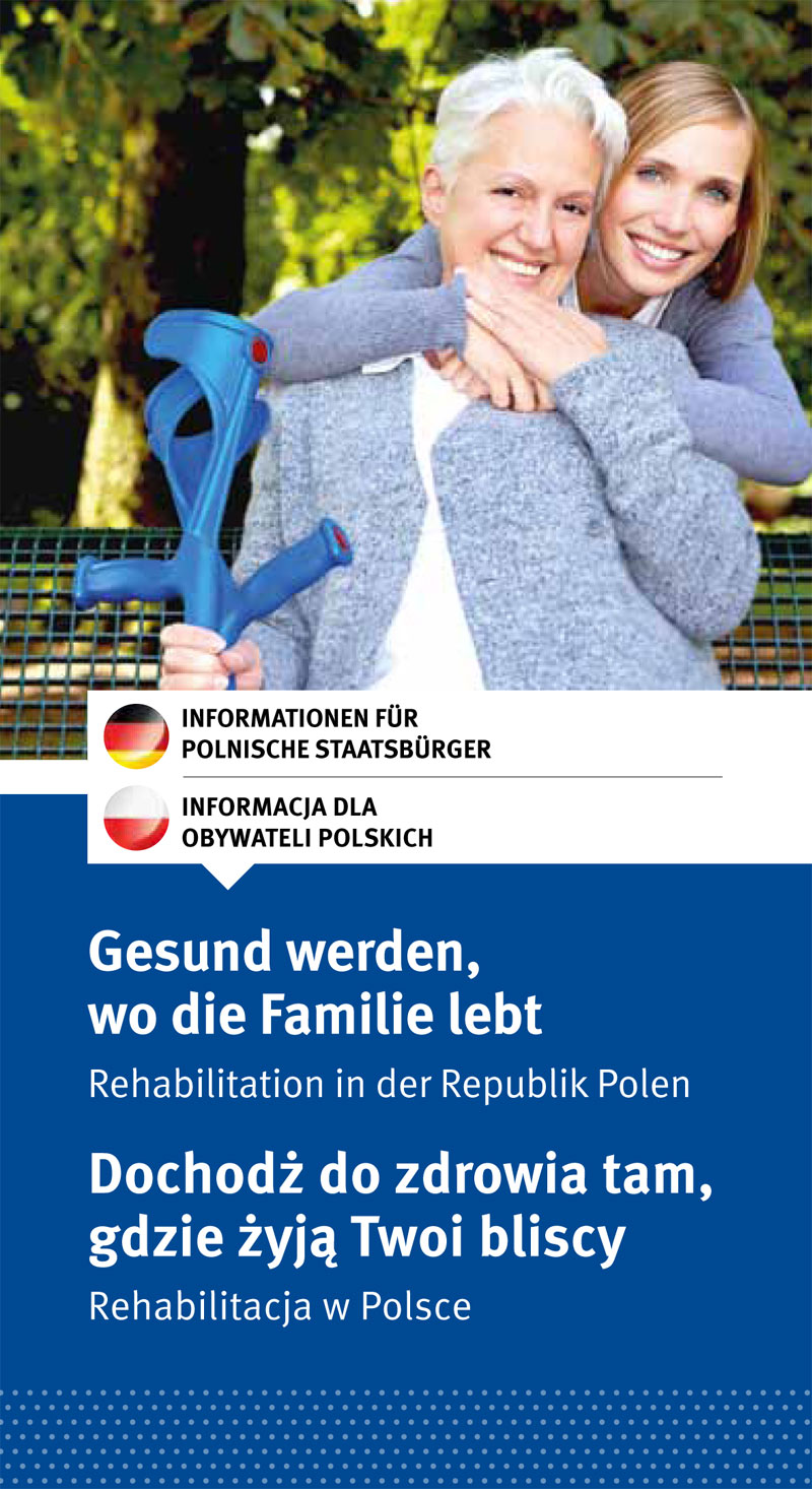 Eine ältere Frau mit grauen Haaren hält Krücken und wird von einer jüngeren Frau liebevoll umarmt. Beide lächeln. Im Hintergrund sind grüne Bäume zu sehen. Der Text auf dem Bild ist zweisprachig und informiert polnische Staatsbürger über Rehabilitationsmöglichkeiten in Polen. Der Kontext bezieht sich auf Maßnahmen zur Rehabilitation und Prävention im Bereich Arbeitsschutz, gefördert von der Unfallkasse NRW.