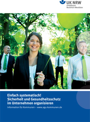 Das Bild zeigt eine Gruppe von Menschen in formeller Kleidung, die im Freien stehen und grüne Luftballons halten. Im Hintergrund sind Bäume zu sehen. Die Vordergrundperson lächelt und hält einen Luftballon. Oben rechts befindet sich das Logo der Unfallkasse Nordrhein-Westfalen. Unten im Bild ist der Text: 'Einfach systematisch! Sicherheit und Gesundheitsschutz im Unternehmen organisieren. Information für Kommunen – www.agu-kommunen.de'. Das Bild vermittelt eine positive und motivierende Atmosphäre für ein sicheres und gesundes Arbeitsumfeld.