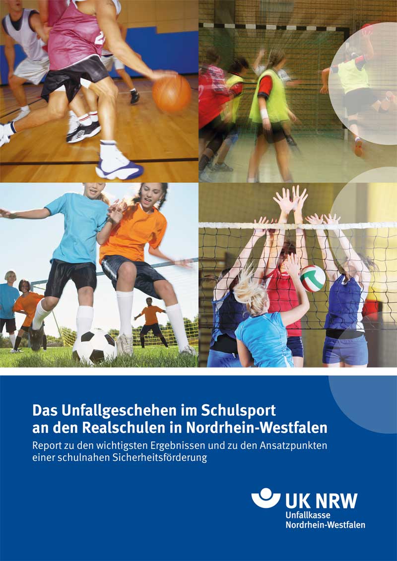 Das Bild zeigt eine Collage von vier Fotos, die verschiedene sportliche Aktivitäten an Realschulen in Nordrhein-Westfalen präsentieren. Oben links ist ein Fußballspiel in einem Turnhallenbereich zu sehen. Daneben rechts wird ein Volleyballspiel dargestellt. Unten links sieht man Schüler bei einer Basketballaktivität im Freien. Unten rechts spielen Schüler Badminton in der Halle. Die Bildüberschrift lautet: 'Das Unfallgeschehen im Schulsport an den Realschulen in Nordrhein-Westfalen'. Darunter steht, dass es sich um einen Bericht zu den wichtigsten Ergebnissen und zu den Ansatzpunkten einer schulnahen Sicherheitsförderung handelt. Das Logo der Unfallkasse NRW befindet sich unten rechts im Bild.