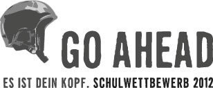 Das Bild zeigt das Logo des Go Ahead Schulwettbewerbs 2012. Links ist ein stilisierter Helm abgebildet, der Schutz symbolisiert. Rechts daneben steht in großen Buchstaben 'GO AHEAD'. Darunter befindet sich in kleineren Buchstaben der Slogan 'Es ist dein Kopf, Schulwettbewerb 2012'. Das Design hebt die Bedeutung von Schutzmaßnahmen und Prävention im Schulalltag hervor, passend zum Thema Arbeitsschutz und Prävention der Unfallkasse NRW.