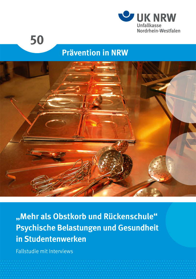 Das Cover zeigt eine Broschüre der Unfallkasse NRW zum Thema Prävention. Oben links steht die Nummer 50. Der Titel lautet: 'Mehr als Obstkorb und Rückenschule' und befasst sich mit psychischen Belastungen und Gesundheit in Studentenwerken. Im Hintergrund ist ein Tisch mit Kochutensilien und Metalllöffeln. Oben rechts befindet sich das Logo der Unfallkasse NRW. Die Broschüre ist eine Fallstudie mit Interviews.