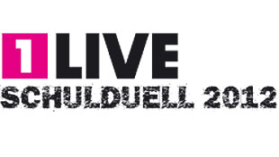 Das Bild zeigt das Logo des 1LIVE Schulduell 2012. Links ist ein rosa Quadrat mit einer weißen Eins darin, gefolgt vom schwarzen Schriftzug 'LIVE'. Darunter steht 'SCHULDUELL 2012' in einer abgenutzten Schriftart. Relevanz für Unfallkasse NRW: Diese Art von Events könnte im Kontext von Sicherheits- und Präventionsmaßnahmen bei Veranstaltungen betrachtet werden.
