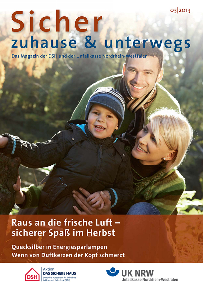 Das Titelblatt des Magazins 'Sicher zuhause & unterwegs' der Unfallkasse NRW zeigt eine fröhliche Familie mit Kind im Freien. Die Erwachsenen tragen helle, bequeme Kleidung und Lisa hat einen Zopf. Die Haupttitelseite thematisiert den Spaß im Herbst und beinhaltet Artikel über Quecksilber in Energiesparlampen und die Wirkung von Duftkerzen. Im Hintergrund sieht man Bäume mit herbstlichem Laub.