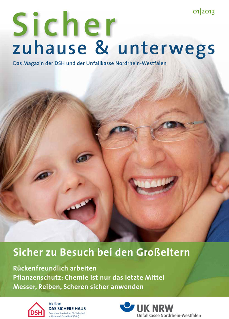 Das Cover des Magazins 'Sicher zuhause & unterwegs', Ausgabe 01/2013, zeigt ein glückliches älteres Paar unter freiem Himmel, beide lächeln. Der Titel des Magazins ist in großen, grünen und blauen Buchstaben oben platziert. Darunter steht: 'Das Magazin der DSH und der Unfallkasse Nordrhein-Westfalen'. Auf dem Cover sind Themen der Ausgabe aufgeführt, wie rückenfreundliches Arbeiten und sicherer Umgang mit Chemie und Werkzeugen. Logos der Aktion 'Das sichere Haus' und der Unfallkasse NRW sind unten zu sehen.